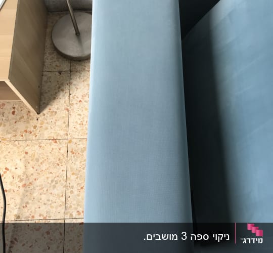 ספה כחולה נקייה עם ריפוד חלק